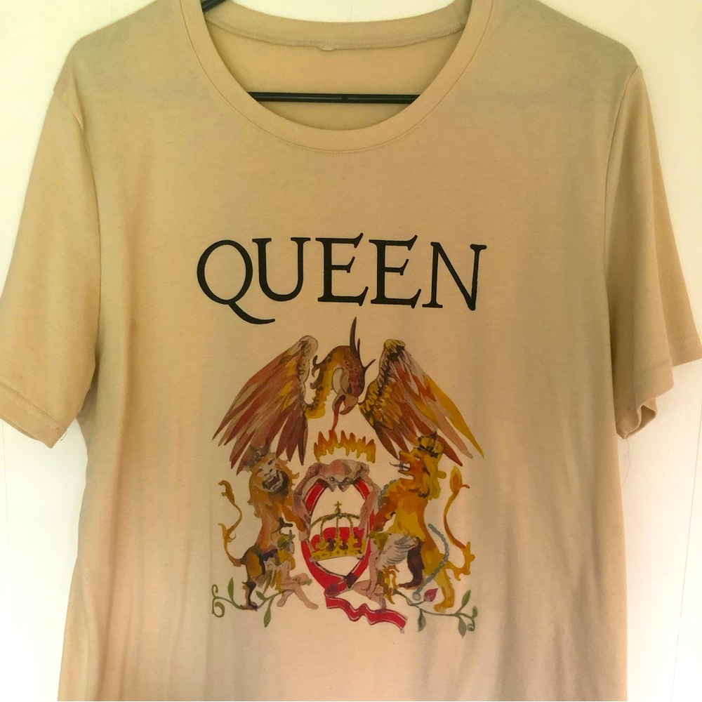 QUEEN Beige Graphic Logo Band Tee Men’s Size Medium Women’s Size Large